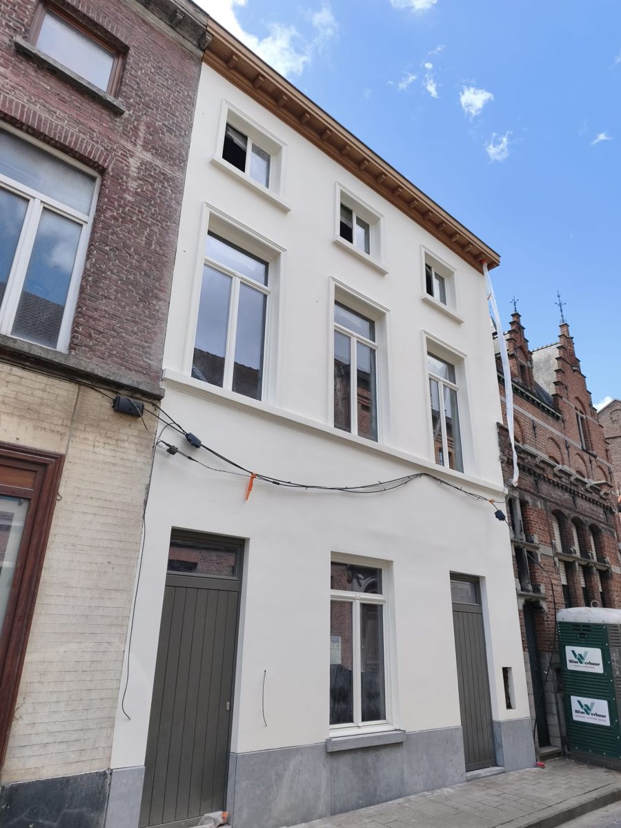 Crème rijhuis met drie verdiepingen