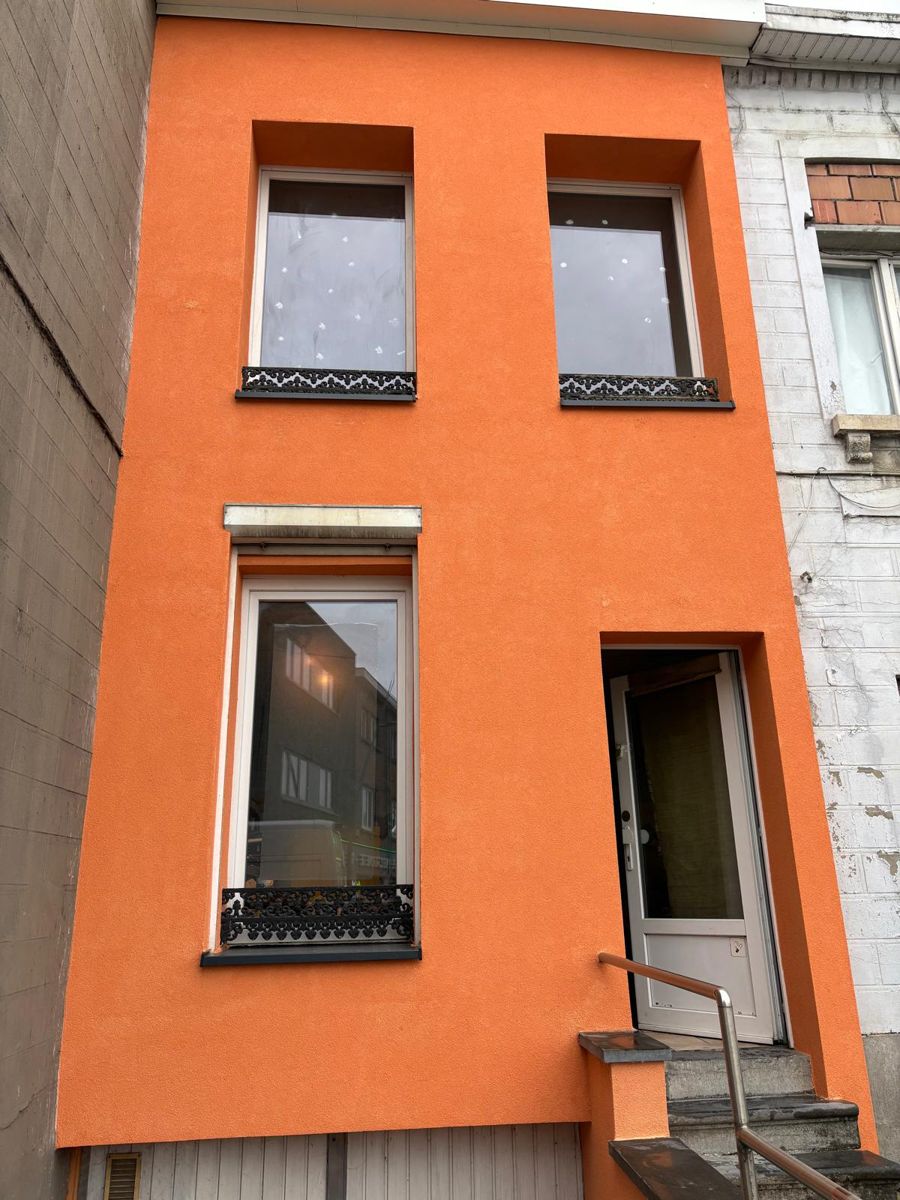 Smal rijhuis met oranje crepi