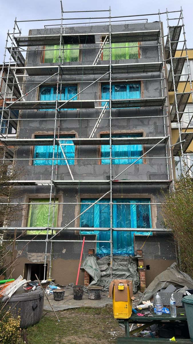Isolatieplaten op de gevel van een appartementsgebouw